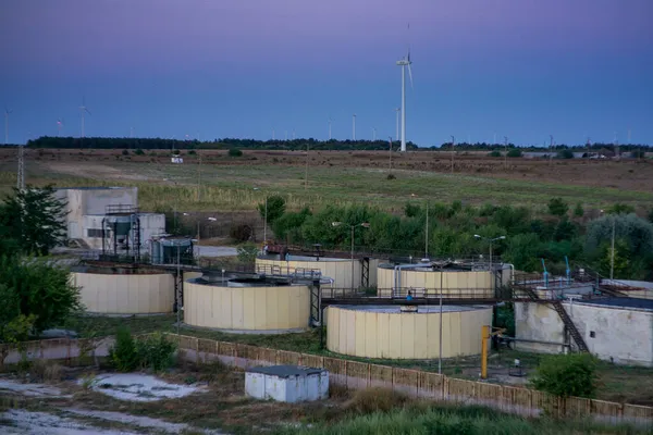 Veduta aerea verticale dell'impianto di depurazione dell'acqua con turbine eoliche al tramonto — Foto Stock
