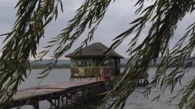 Gölün kıyısında terk edilmiş eski bir göl evi.
