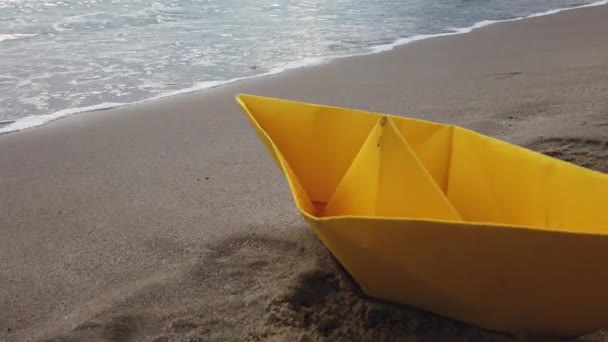 Plajın kenarındaki kağıt kaplama teknesinde spor topu efektiyle serin hareketler. — Stok video
