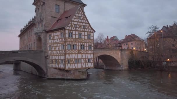 4k. Bamberg. Blick auf das Alte Rathaus von Bamberg mit zwei Brücken über die Regnitz, Bayern, Deutschland — Stockvideo