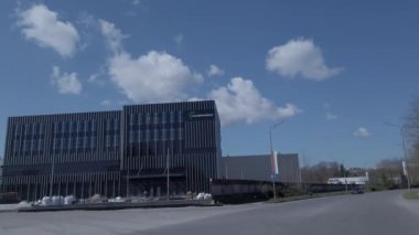 Razgrad, Bulgaristan - 12-04-2022: Bulgar ilaç şirketi Huvepharma ve Cumhurbaşkanı Kiril Domuschiev 'in dış görünüşü. 4k Video sabitlendi
