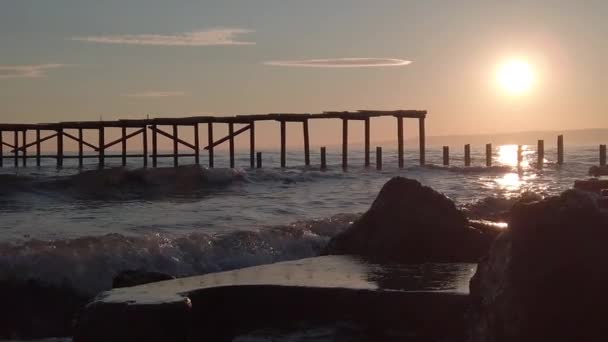 Muelle Abandonado Una Playa Salvaje Varada Durante Atardecer Cámara Lenta — Vídeos de Stock