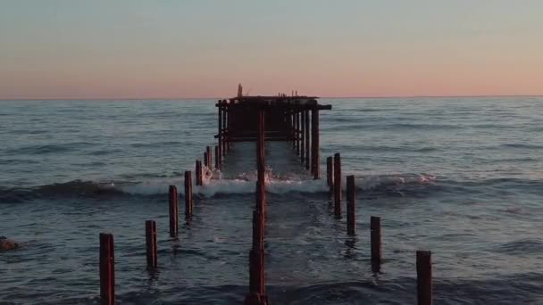 Opuszczone Molo Dzikiej Opuszczonej Plaży Podczas Zachodu Słońca Zwolnionym Tempie — Wideo stockowe