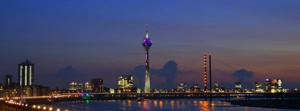 Dusseldorf Ren Nehri günbatımı