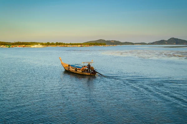 Een lange staart boot op de zee — Stockfoto