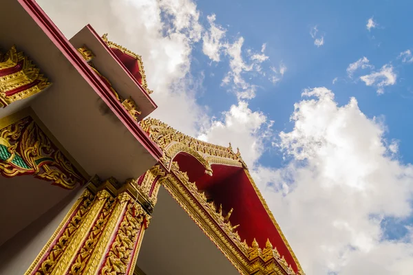 Thai stílusú építészet, kék sky — Stock Fotó