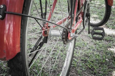 kırmızı bir bisiklet