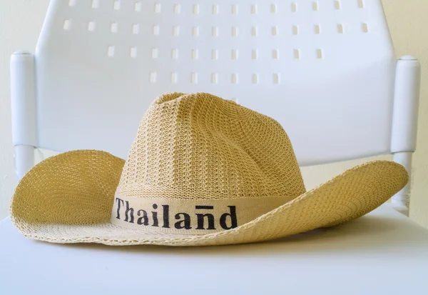 Un cappello è su una sedia bianca — Foto Stock