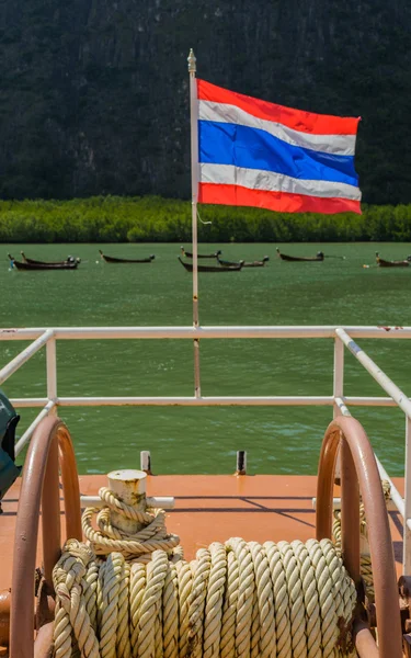 Tay ulus bayrak bir eskort teknede olduğunu — Stok fotoğraf