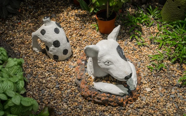 Gips hund i trädgården — Stockfoto