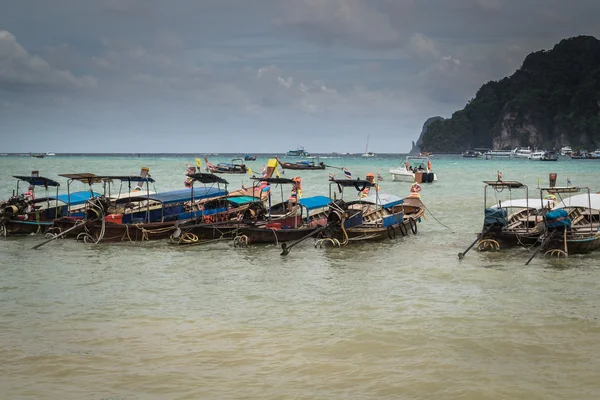 Muchos barco en phi phi isla —  Fotos de Stock