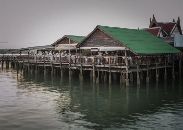Een zee food restaurant is boven de zee — Stockfoto