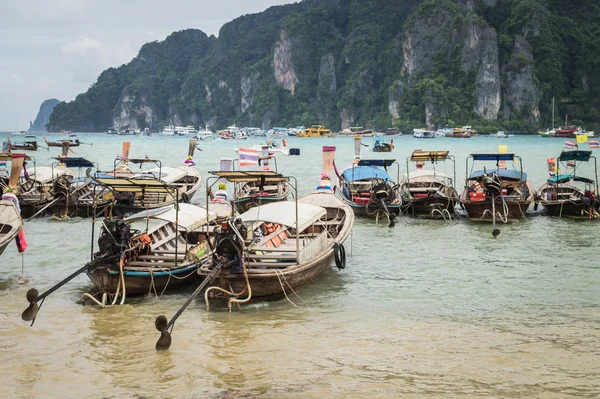 Muitos barco na ilha phi phi — Fotografia de Stock