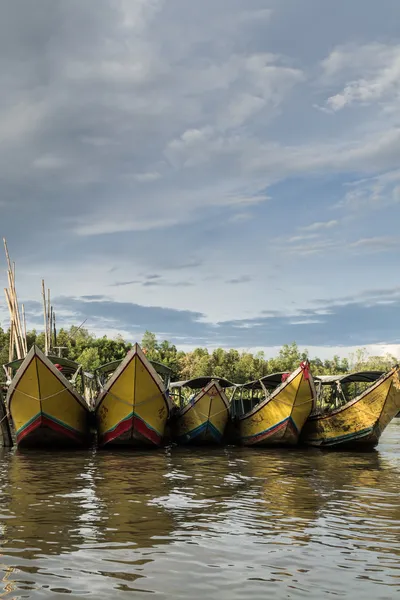 Lång svans båtar vid bryggan — Stockfoto