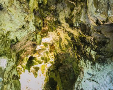 bir mağara içinde kaya oluşumu