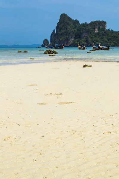 Praia de areia branca na Ilha Phi Phi, Krabi, Tailândia — Fotografia de Stock