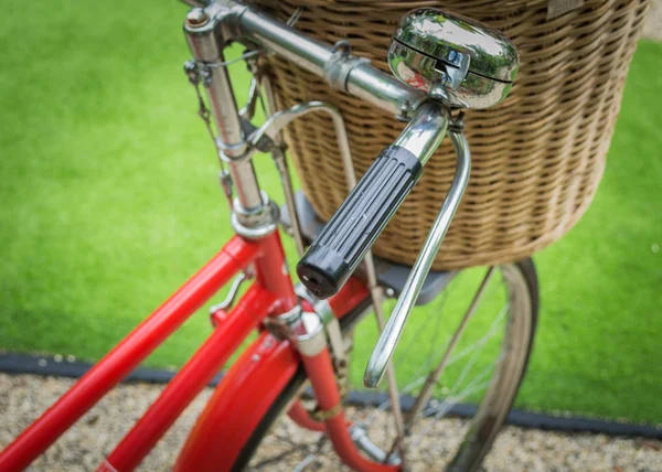 En röd cykel — Stockfoto