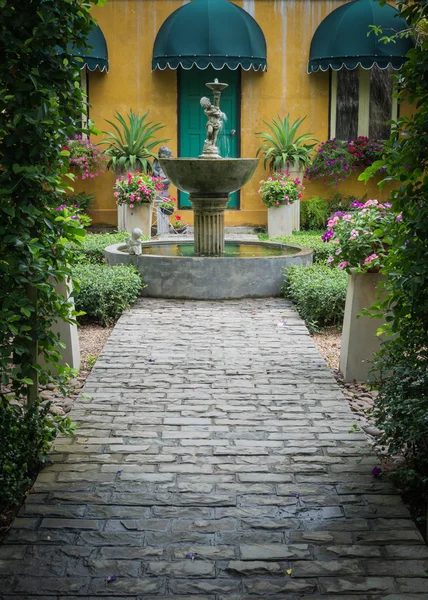 O jardim na frente de uma casa — Fotografia de Stock
