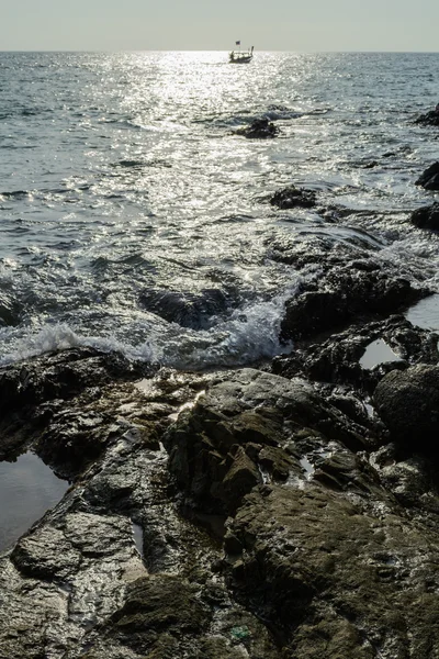 Praia rochosa à noite — Fotografia de Stock