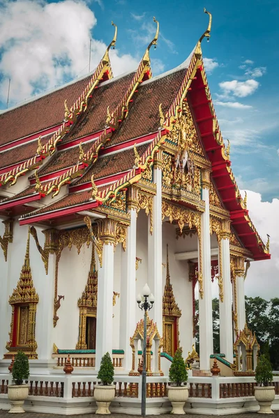 Capela principal no templo de chalong, phuket, tailândia — Fotografia de Stock