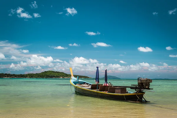 Wooden boat on the sea under sunlight — Stock Photo, Image