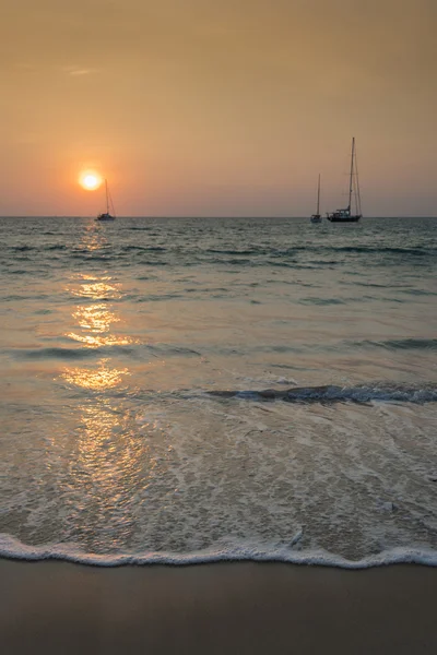 Gün batımında nai yang beach, phuket, Tayland — Stok fotoğraf