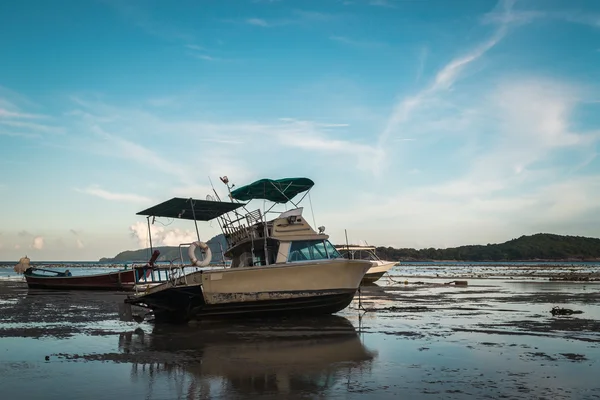 Motorboot met eb — Stockfoto