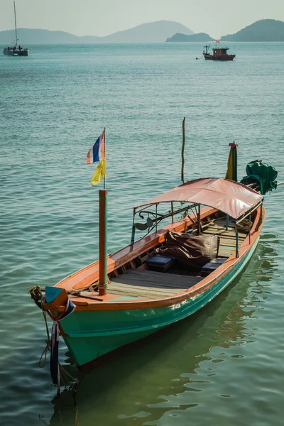 A green long tail boat — Stock Photo, Image