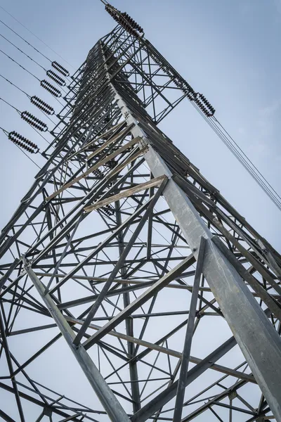 Ein Hochspannungsmast — Stockfoto