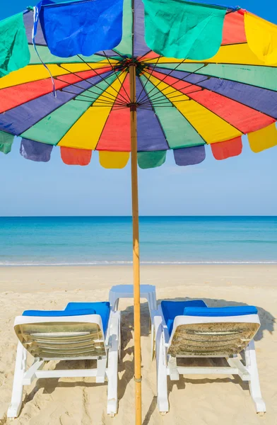 Ombrellone e sdraio colorati sulla spiaggia — Foto Stock