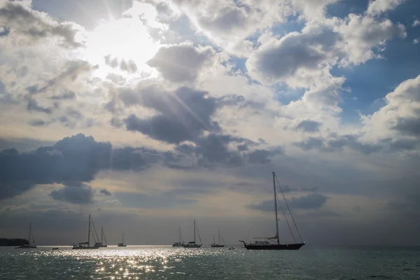 Segelbåtar med mulen himmel — Stockfoto