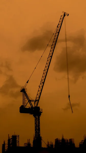 Grúa alta en la parte superior de la construcción — Foto de Stock