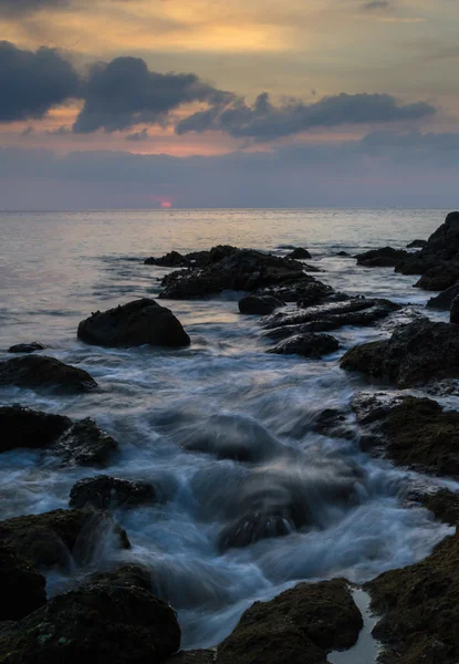 Sonnenuntergang am leam sing beach, phuket, thailand — Stockfoto