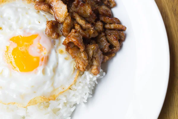Fried pork with pepper and garlic serve with fried egg and cooke — Stock Photo, Image