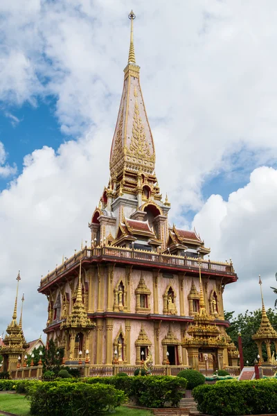 Pagoda santa en el templo chalong —  Fotos de Stock