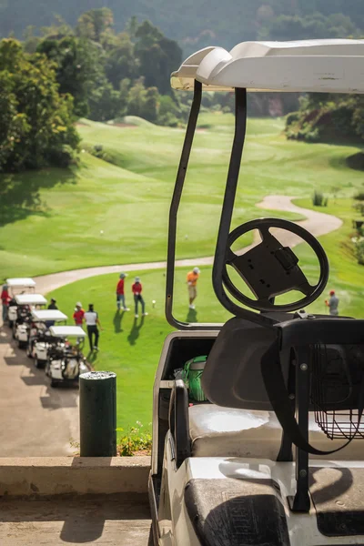 Klub golfowy samochody na polu golfowym — Zdjęcie stockowe