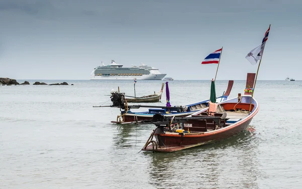 Long tail boats with a cruise on andaman sea — Stock Photo, Image