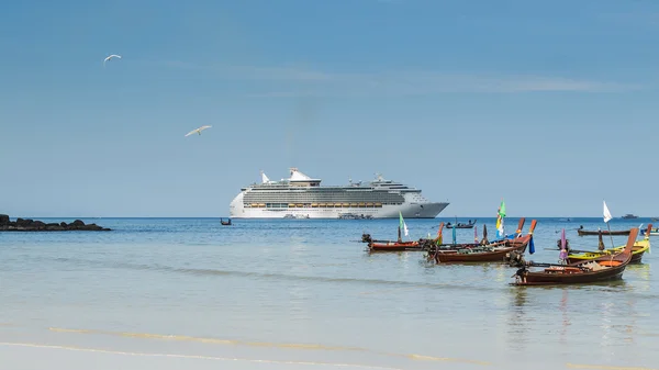 Sahne patong Beach uzun kuyruk tekneler ve lüks cruise, — Stok fotoğraf