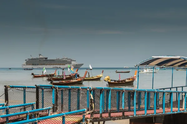 Floating platform at patong pier with many boat, phuket — Stock Photo, Image