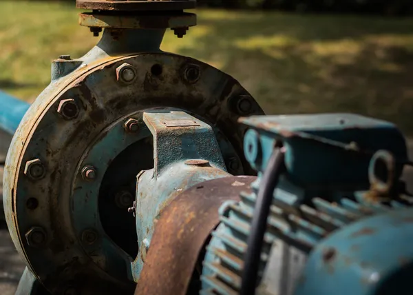 Gamla rost vattenpump — Stockfoto