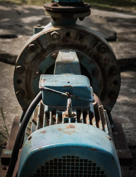 老锈水泵 — 图库照片