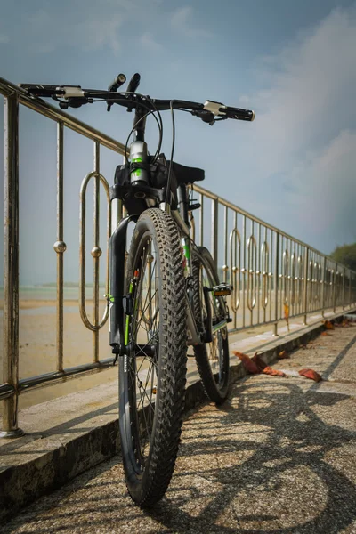 Una bicicleta aparcada en la pasarela —  Fotos de Stock