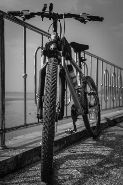 Uma bicicleta estacionada na passarela — Fotografia de Stock