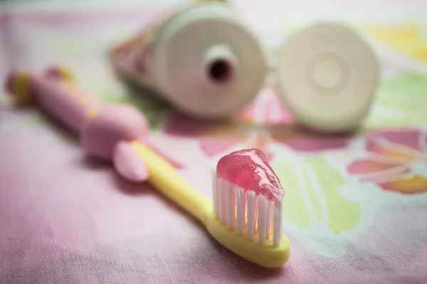 Cepillo de dientes con pasta de dientes en el paño —  Fotos de Stock