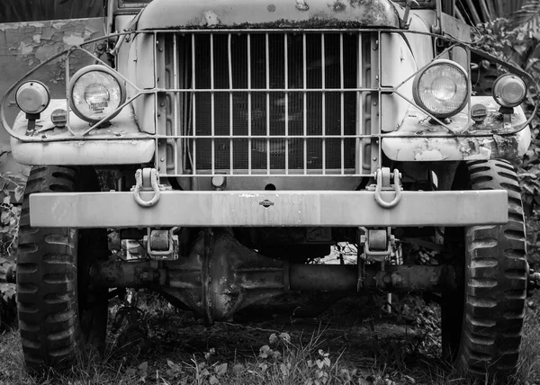 Непридатна стара вантажівка в саду — стокове фото