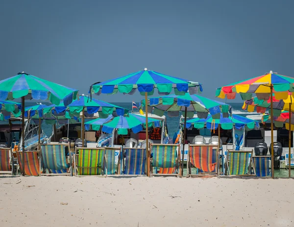 Ombrelloni colorati sulla spiaggia — Foto Stock