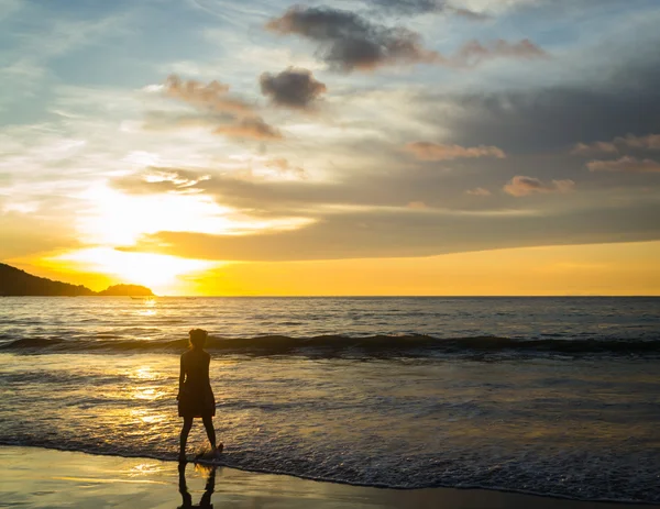 A girl walking to the sea — Stock Photo, Image