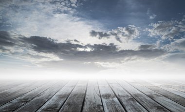 Mavi gökyüzü olan ahşap zemin