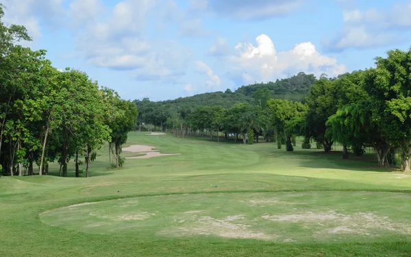 Golfbana med blå himmel — Stockfoto