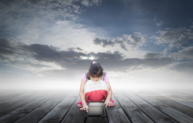 Yalnız şirin kız dijital tablet kullanma